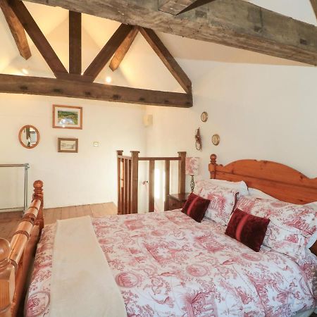 Pike Cottage Acton Turville Екстериор снимка
