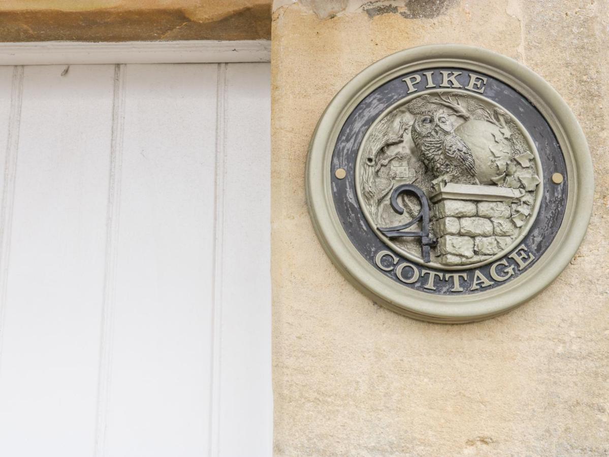 Pike Cottage Acton Turville Екстериор снимка