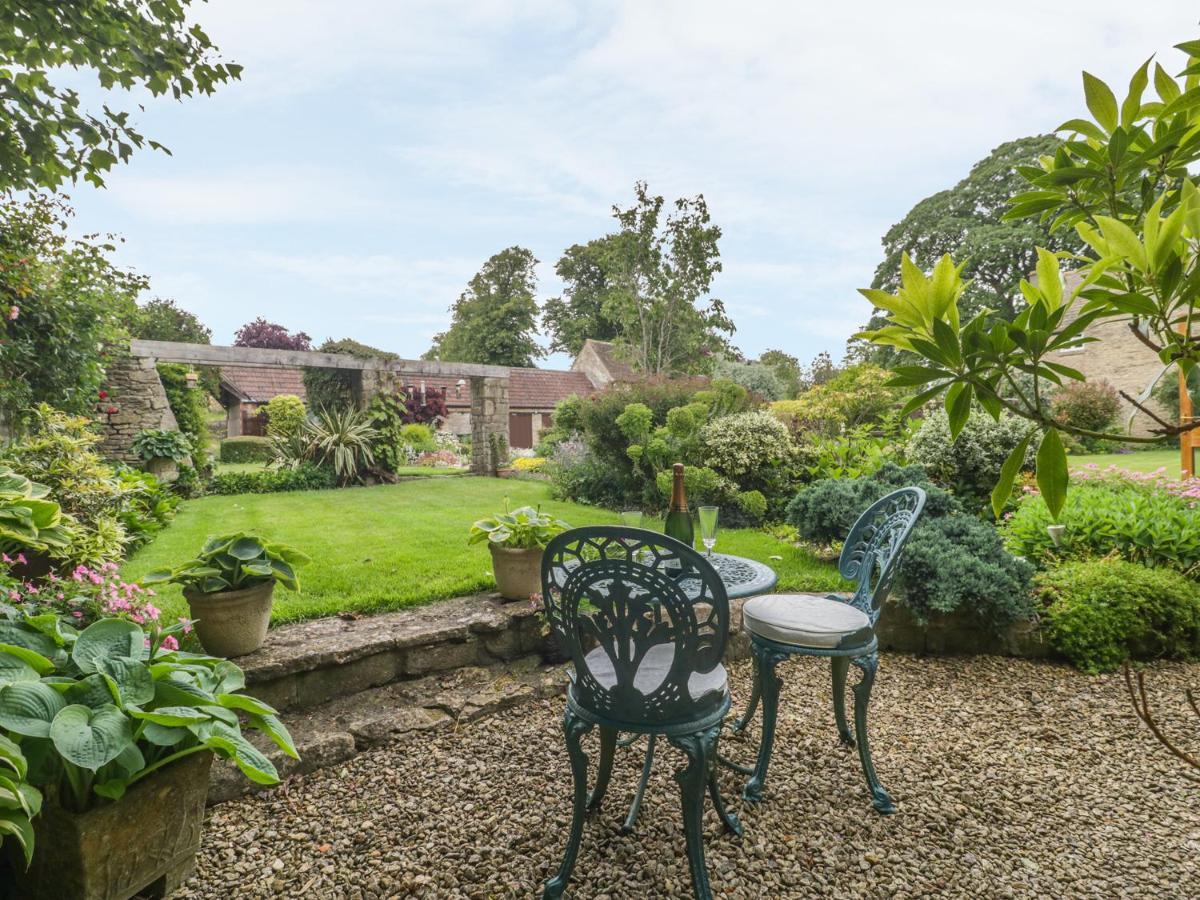 Pike Cottage Acton Turville Екстериор снимка