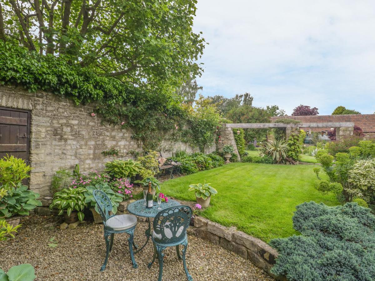 Pike Cottage Acton Turville Екстериор снимка