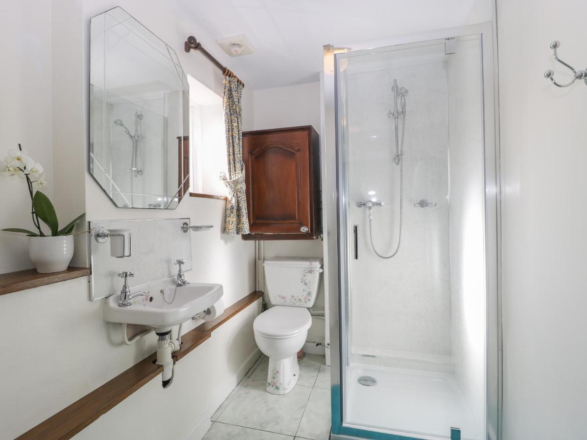 Pike Cottage Acton Turville Екстериор снимка